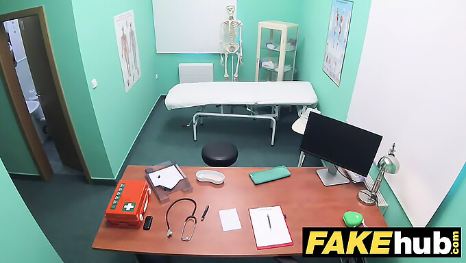 Memenuhi fantasi hospital liar anda dengan video ini.