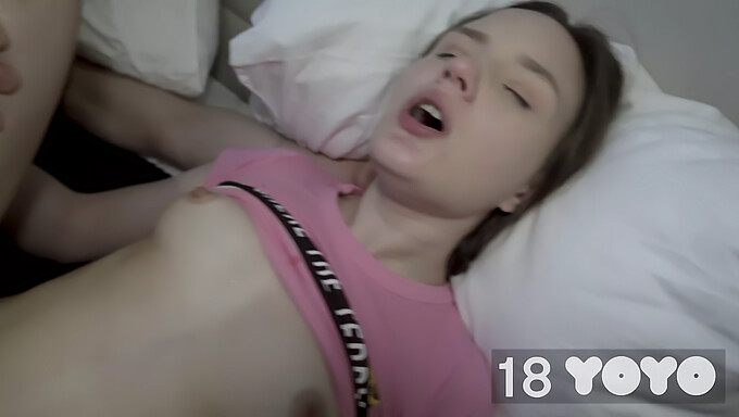 18letá nevlastní sestra si honí a dostává creampie