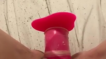 Garota de 18 anos se diverte usando um grande dildo para auto-prazer e orgasmo