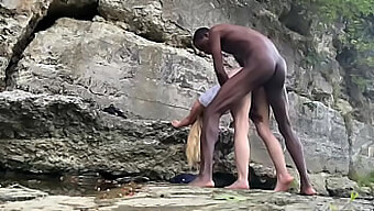 Big Daddy KJ et sa petite amie s'engagent dans un sexe interracial en plein air