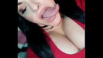 18+ teen babe dostává dlouhý jazyk a show v krku