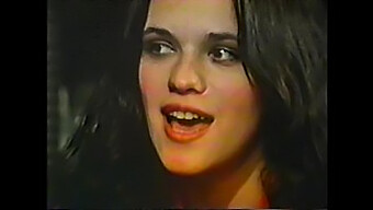 Kasey Rodgers I En Het 1977 Retro Video