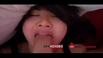 Adolescenta asiatică virgină face o muie hardcore și o ia ca un campion