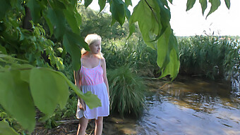 Une Rencontre Fortuite Mène À Un Sexe Passionné Au Bord De La Plage Avec Une Superbe Blonde