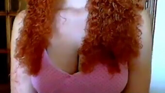 Rousse Amateur Avec Des Serrures Frisées Fait Un Show Webcam