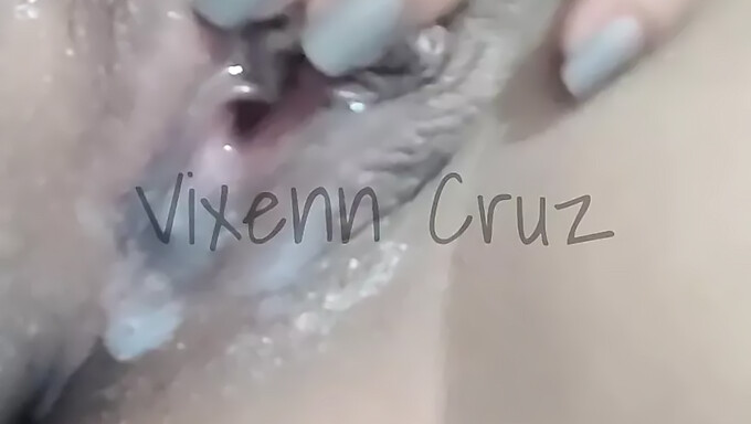 Chica filipina con grandes pezones da un verdadero orgasmo y se traga semen en un video viral