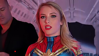 Amatør Pornostjerne Dixie Lynn Cosplay Som Captain Marvel Og Gir En Blowjob