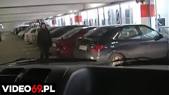 Une fille voluptueuse fait une fellation dans une voiture garée dans un centre commercial.