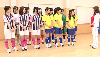 Adolescente Amateur Seduce A Hombres Para Tener Sexo En El Equipo De Fútbol Japonés