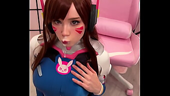 Isorintainen brunette cosplays kuin D.Va Overwatchilta ja suorittaa suuseksiä kasvojen viimeistely