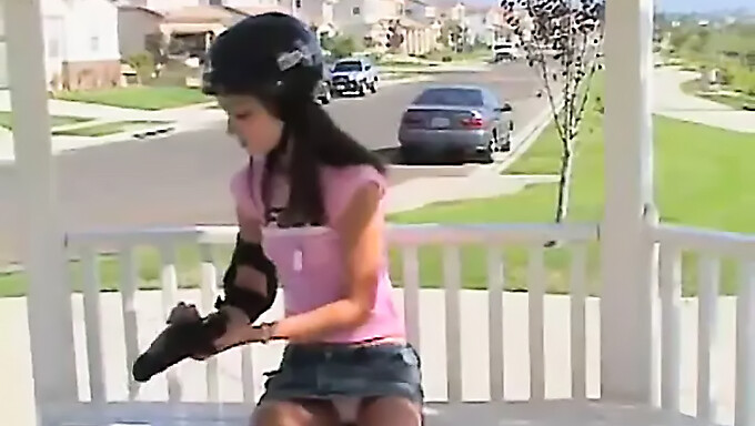 Joven skateboarder se entrega al placer en solitario al aire libre