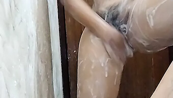 De Belles Femmes Matures Se Font Fesser Et Baiser Dans La Salle De Bain Par Son Petit Ami Excité