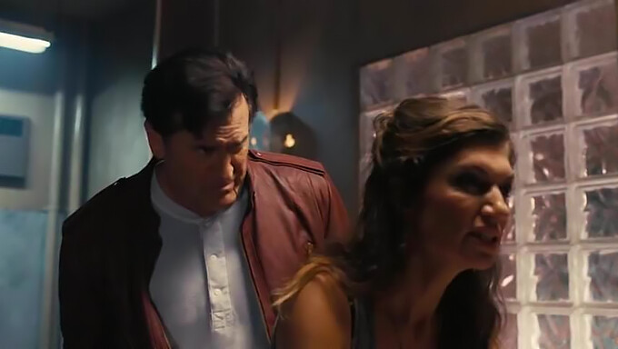 Jennifer Freed's hete ontmoeting met Ash in de eerste aflevering van Ash vs. Evil Dead