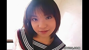 Eine Wunderschöne Asiatische Teenagerin Bekommt Eine Gesichtsbehandlung In Einem Unbeschnittenen Video