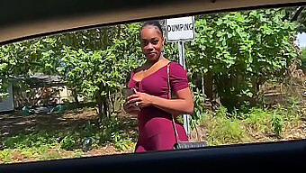 Sexy ebony tiener geeft een auto pijpbeurt en handjob