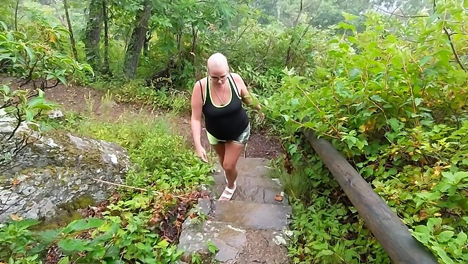 Pijpbeurt in de buitenlucht op een wandelpad met een natuurlijke MILF-babe. Kom in haar mond in POV