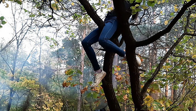 एक युवा महिला एक पेड़ के ऊपर सार्वजनिक आत्म-आनंद में लिप्त होती है, जंगल की लड़की के लिए अपने आकर्षण का पता लगाती है और परमानंद तक पहुंचती है।