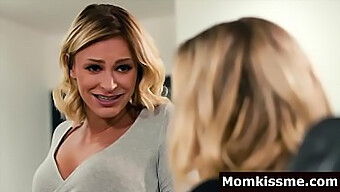 Lesbička MILF s velkými přírodními kozy si nechává lízat kundičku