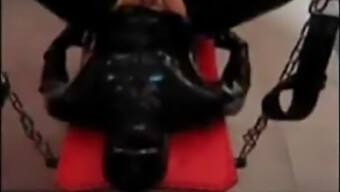 مسترس و برده استرپون در بازی Bdsm در وب کم شرکت می کنند