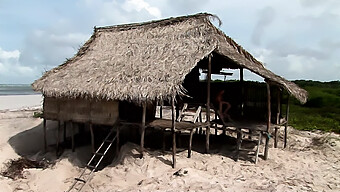 Junges Paar Wird In Einem Strandhaus Mit Zwei Perversen Partnern Frech