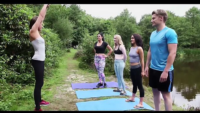 Britisk CFNM: Udendørs yogasession fører til uventet erektion