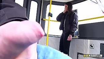 Stacy Sommers genießt eine Solo-Session in der Straßenbahn