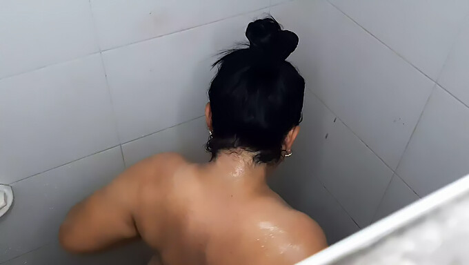 Momentos de ducha filmados en secreto de una belleza amateur