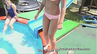 Sex în grup în aer liber cu femei îmbrăcate în bikini la piscină