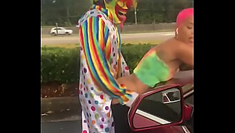 Gibby The Clown Dan Jasamine Banks Melakukan Seks Di Jalan Raya Di Tempat Umum.