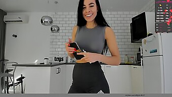 Atletische Babe Pronkt Met Haar Prachtige Lichaamsbouw Voor De Webcam